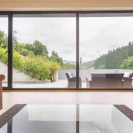 Beautiful Townhouse 20km From Bilbao *
