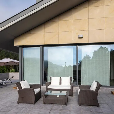 Beautiful Townhouse 20km From Bilbao Feriehus