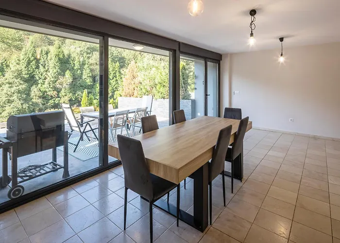 Beautiful Townhouse 20km From Bilbao *